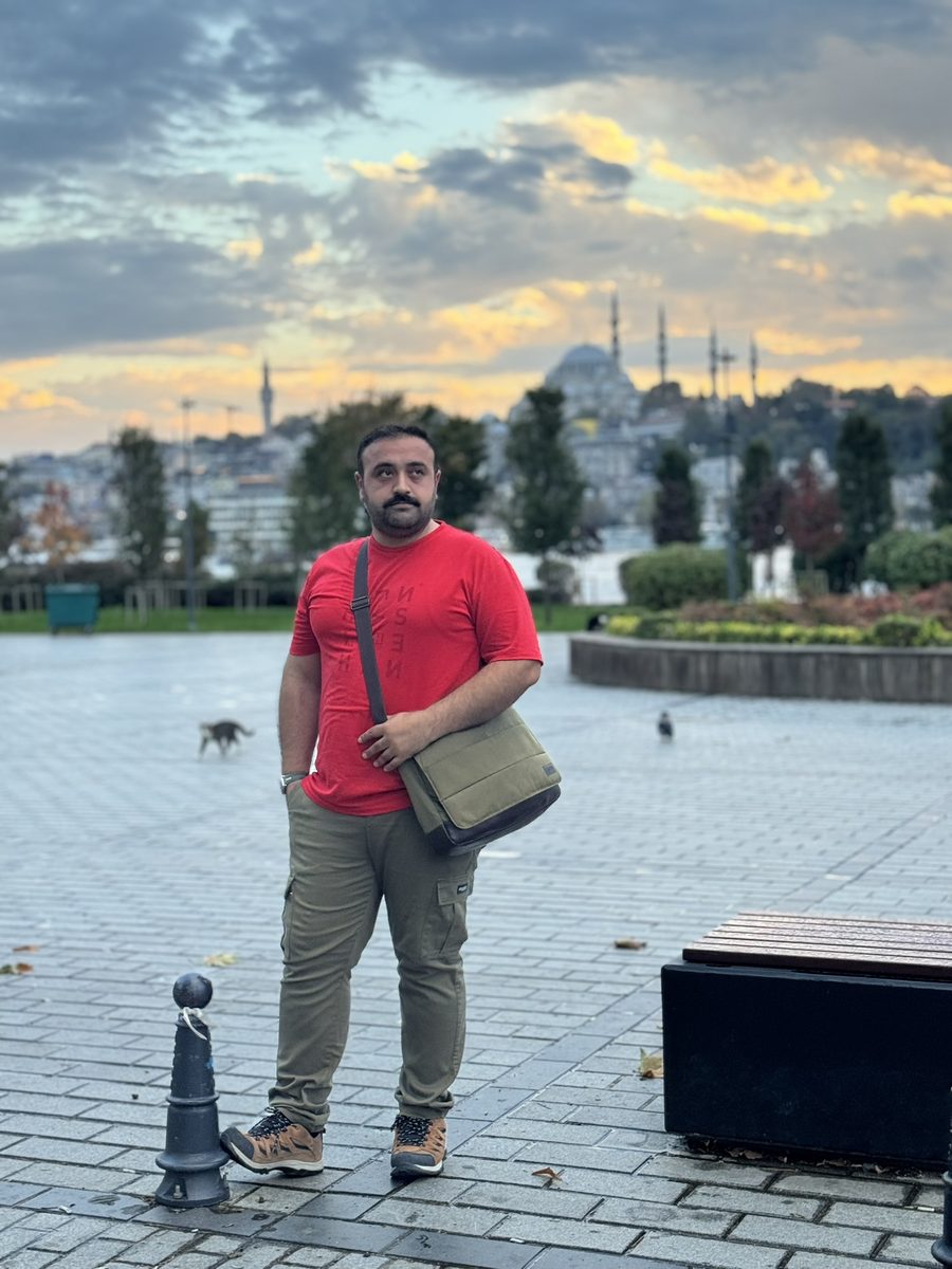 Guide Taha at sunset